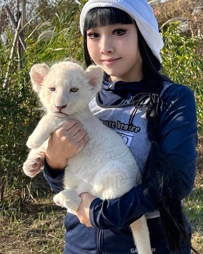 プリンセス天功　ホワイトタイガー　抱っこ